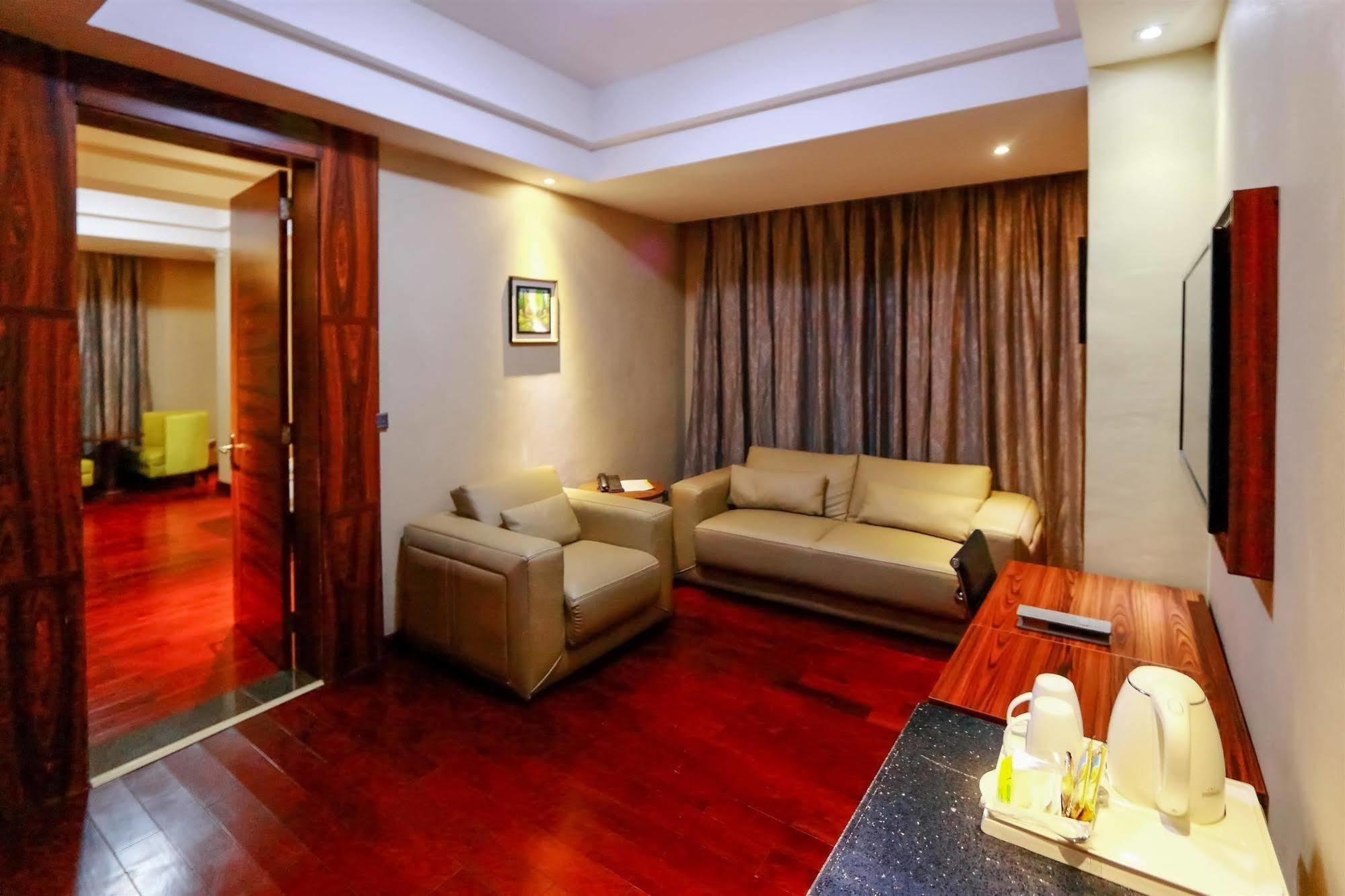 Golden Tulip Essential Lagos Airport Hotel Kültér fotó